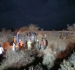 Acidente com ônibus deixa 7 mortos e 13 feridos na Bahia; policial e criança estão entre as vítimas