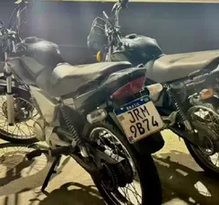 Duas motos com mesmo chassi e placas quase idênticas são apreendidas