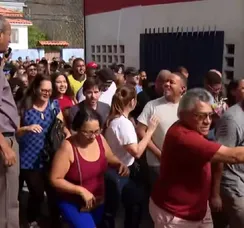 Eleições 2026: vídeo mostra 'empurra-empurra' de eleitores para entrar em escola em Salvador