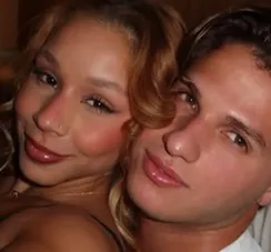 Flávia Saraiva surpreende ao se declarar para Felipe Carneiro e assumir romance