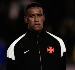 Zagueiro do Vasco sofre acidente de carro no Rio de Janeiro; Robert Renan capotou veículo