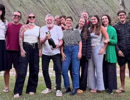 Aos 80 anos, José de Abreu reúne filha trans, herdeiros, esposa de 28 anos e netos em foto rara