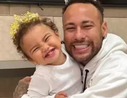Filha de Neymar surge com camisa de rival do Santos, e Bruna Biancardi explica