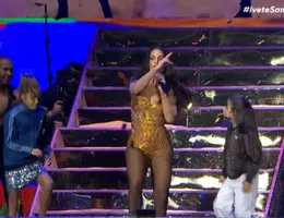 Gêmeas de Ivete Sangalo invadem palco e fazem passo do Jamal com a mãe