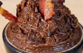 Brigadeiro com bacon: receita inusitada e crocante fica pronta em 20 minutos