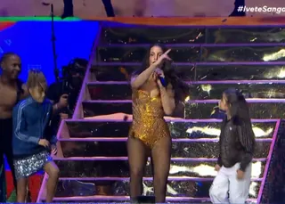 Gêmeas de Ivete Sangalo invadem palco e fazem passo do Jamal com a mãe