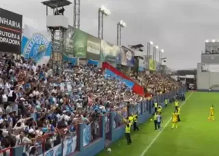 Paysandu denuncia xenofobia do Brusque após paralisação em jogo da Série C: 'Se comportar como ser humano'