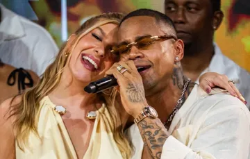 Léo Santana faz declaração emocionante para Lore Improta durante festão