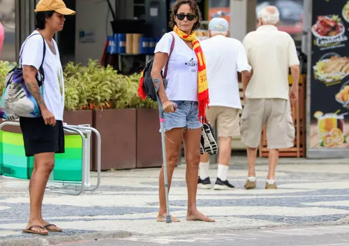 
					Andréa Beltrão surge de muletas em Copacabana após cirurgia; FOTOS
				
				