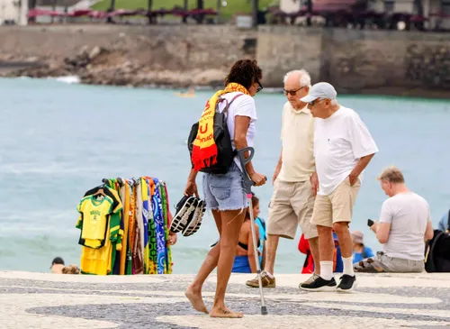 
					Andréa Beltrão surge de muletas em Copacabana após cirurgia; FOTOS
				
				