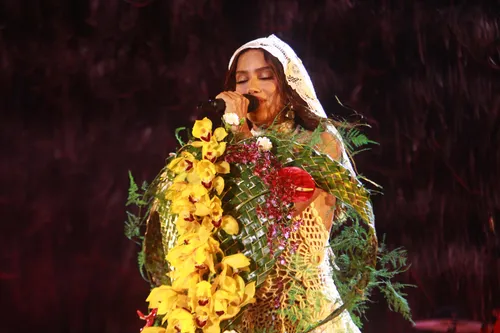 
					Anitta encanta com cultura afro-brasileira em show em Salvador; FOTOS
				
				