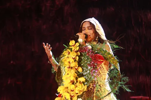 
					Anitta encanta com cultura afro-brasileira em show em Salvador; FOTOS
				
				