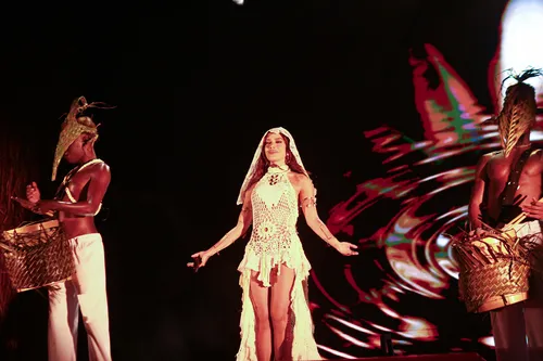 
					Anitta encanta com cultura afro-brasileira em show em Salvador; FOTOS
				
				