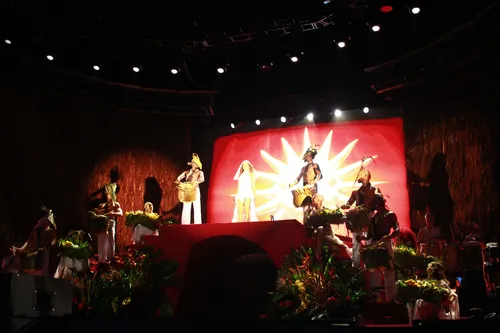 
					Anitta encanta com cultura afro-brasileira em show em Salvador; FOTOS
				
				