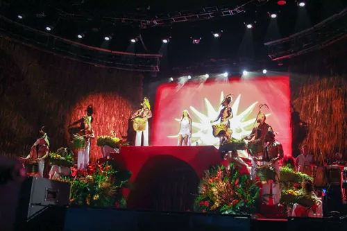
					Anitta encanta com cultura afro-brasileira em show em Salvador; FOTOS
				
				