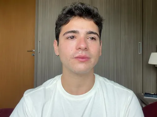 
					Ator da Globo chora e faz novo desabafo após ataque homofóbico
				
				