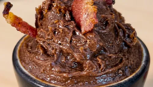 
					Brigadeiro com bacon: receita inusitada e crocante fica pronta em 20 minutos
				
				