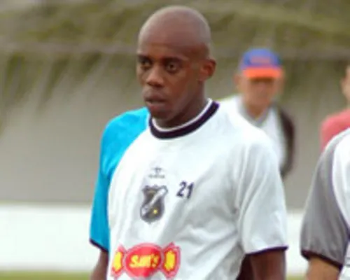 
					Ex-craque de Corinthians e Bahia luta contra vício em crack e vive na rua após perder casa: 'Não sou coitadinho'
				
				