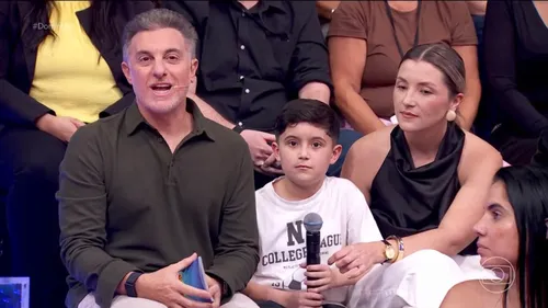 
					Luciano Huck surpreende garoto hostilizado por ganhar camisa de Neymar
				
				