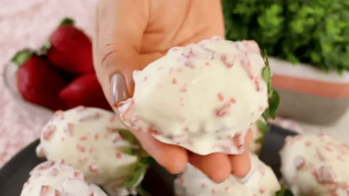 
					Morango cravejado: aprenda a fazer a receita do substituto do 'morango do amor' com dica de mestre
				
				