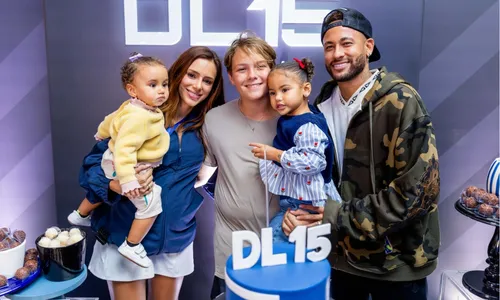 
					Neymar abre álbum de fotos para comemorar aniversário de filho; veja
				
				