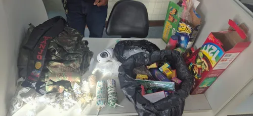 
					PM apreende drogas e roupas camufladas durante operação em Salvador
				
				
