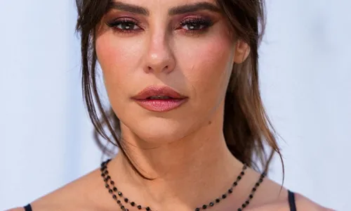 
					Paolla Oliveira passa sufoco para vestir roupas: 'Grande gostosa'
				
				