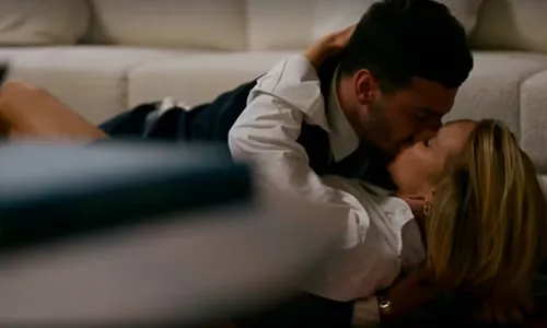 
					Quem Ama Cuida: 1ª noite de André e Dora tem hesitação e confissão
				
				