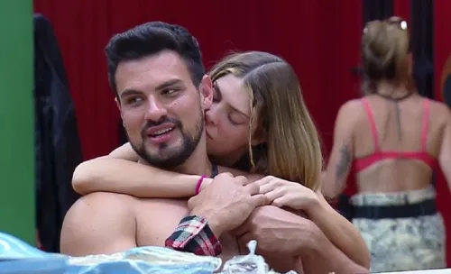 
					A Fazenda 18: Ana Bruna diz que 'encaixou' no edredom com Renê e recebe enxurrada de críticas na web
				
				