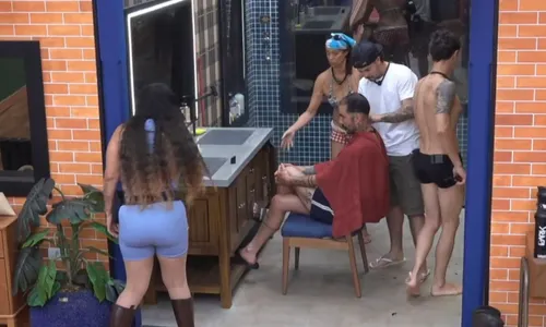 
					A Fazenda 18: Darlin briga com Giovanna aos gritos: 'Não vou aturar'
				
				