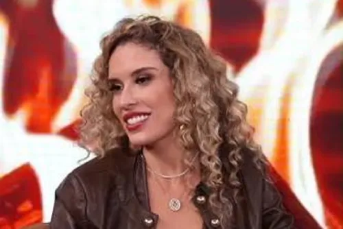 
					A Fazenda 18: filha de Solange Gomes choca ao expor sexualidade de Jônatas Faro e diz ter visto partes íntimas do ator
				
				