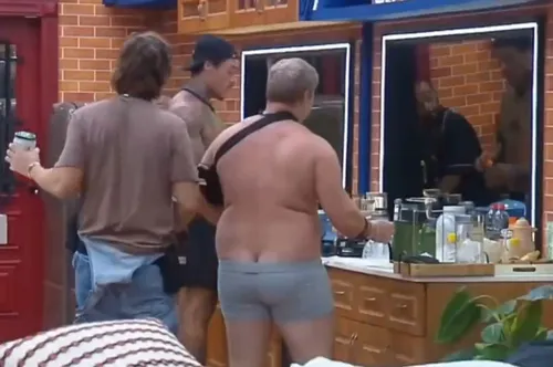 
					A Fazenda 18: Murilo 'humilha' Serginho Cabeção por andar só de cueca e atitude divide opiniões
				
				