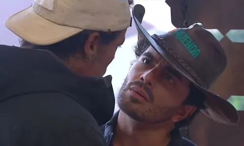 
					A Fazenda 18: Murilo se revolta e vai para cima do Fazendeiro: 'Não tenho medo'
				
				