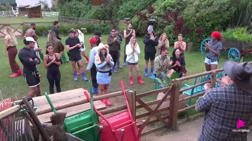 
					A Fazenda 18: Sérgio manda Ana Bruna tirar leite da vaca para 'se redimir', escala rival no lixo e dá recado afiado
				
				
