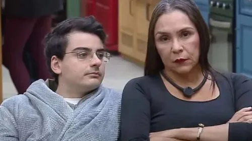 
					A Fazenda: Yoná Sousa sai em defesa de Dudu Camargo e detona Carol Lekker: 'Otária'
				
				