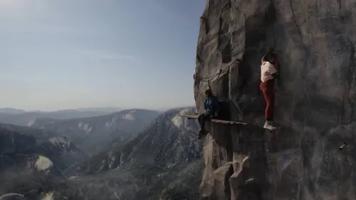 
					'A Queda 2: No Limite': suspense prende duas amigas a 3 mil metros de altitude
				
				