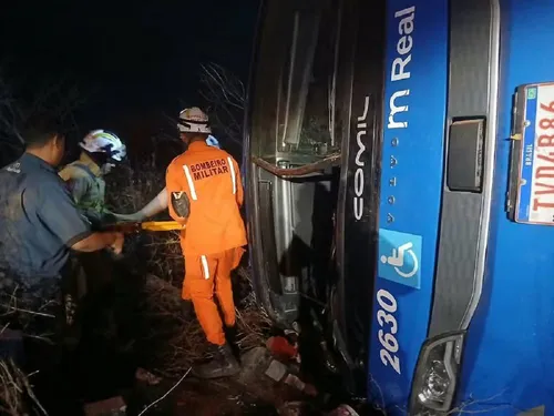 
					Acidente com ônibus deixa 7 mortos e 13 feridos na Bahia; policial e criança estão entre as vítimas
				
				