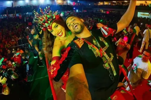 
					Anitta e Mestre Fafá juntos? Líder da bateria da Grande Rio quebra o silêncio de química em coroação
				
				