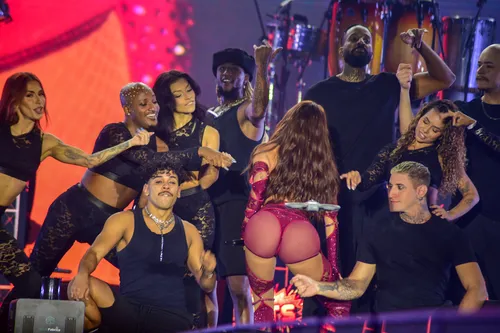 
					Anitta para o Pacaembu ao beijar Ohana Lefundes, bailarina com quem já teve affair; VÍDEO
				
				