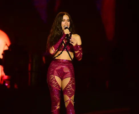 
					Anitta para o Pacaembu ao beijar Ohana Lefundes, bailarina com quem já teve affair; VÍDEO
				
				