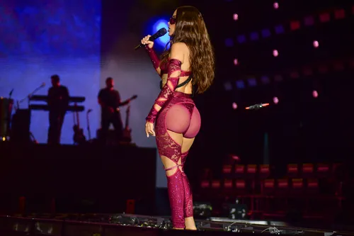 
					Anitta para o Pacaembu ao beijar Ohana Lefundes, bailarina com quem já teve affair; VÍDEO
				
				