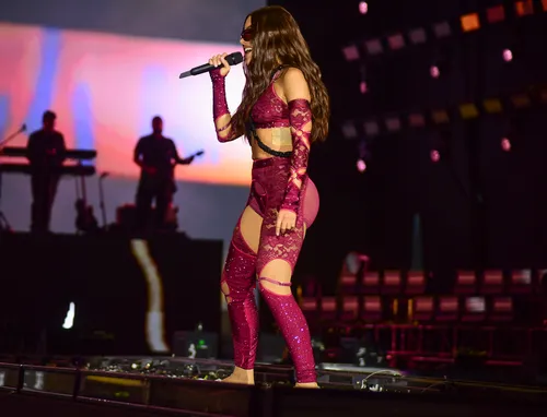 
					Anitta para o Pacaembu ao beijar Ohana Lefundes, bailarina com quem já teve affair; VÍDEO
				
				