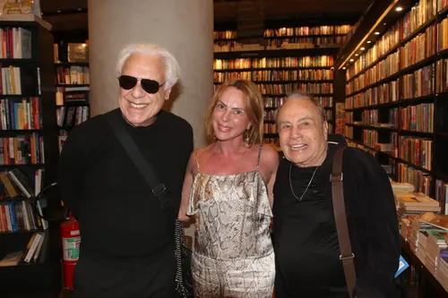 
					Antônio Fagundes e Stênio Garcia têm reencontro icônico; atores eram 'parças' em 'Carga Pesada'
				
				