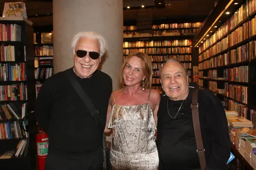 
					Antônio Fagundes e Stênio Garcia têm reencontro icônico; atores eram 'parças' em 'Carga Pesada'
				
				