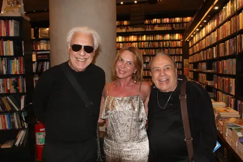 
					Antônio Fagundes e Stênio Garcia têm reencontro icônico; atores eram 'parças' em 'Carga Pesada'
				
				