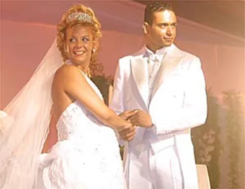 
					Carla Perez e Xanddy renovam votos em cerimônia na natureza e se declaram após 25 anos de casados; relembre história do casal
				
				