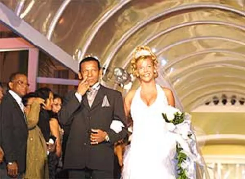 
					Carla Perez e Xanddy renovam votos em cerimônia na natureza e se declaram após 25 anos de casados; relembre história do casal
				
				