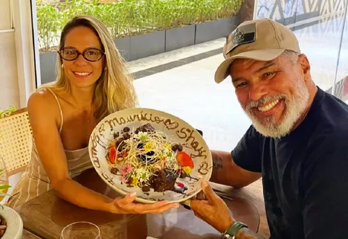 
					Conheça Shay Dufau: esposa discreta de Maurício Mattar é 26 anos mais nova e era amiga da filha do ator
				
				
