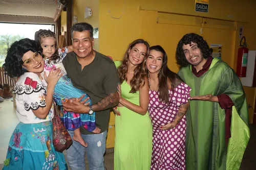 
					Conheça Shay Dufau: esposa discreta de Maurício Mattar é 26 anos mais nova e era amiga da filha do ator
				
				
