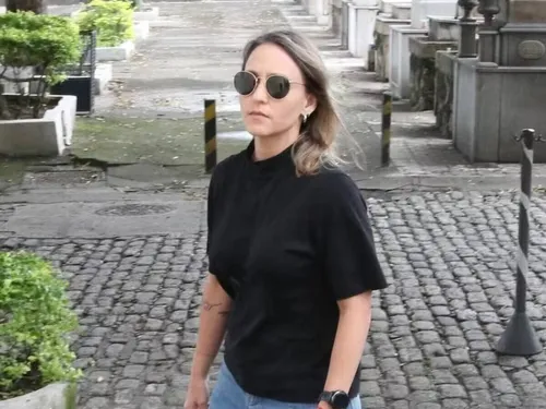 
					Corpo de Lua Blanco é velado no Rio; Arthur Aguiar, Micael Borges, Letícia Colin e mais famosos se despedem da artista
				
				